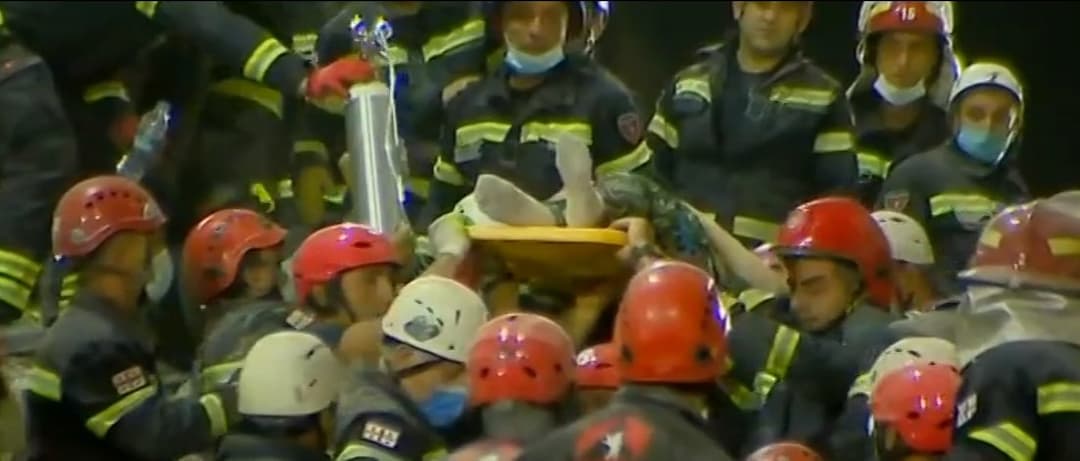 ბათუმში, ნანგრევებიდან მაშველებმა ახალგაზრდა ქალი ამოიყვანეს – “ახლა ბავშვებსაც გამოვიყვანთ, ხმა თითქოს ისმისო”