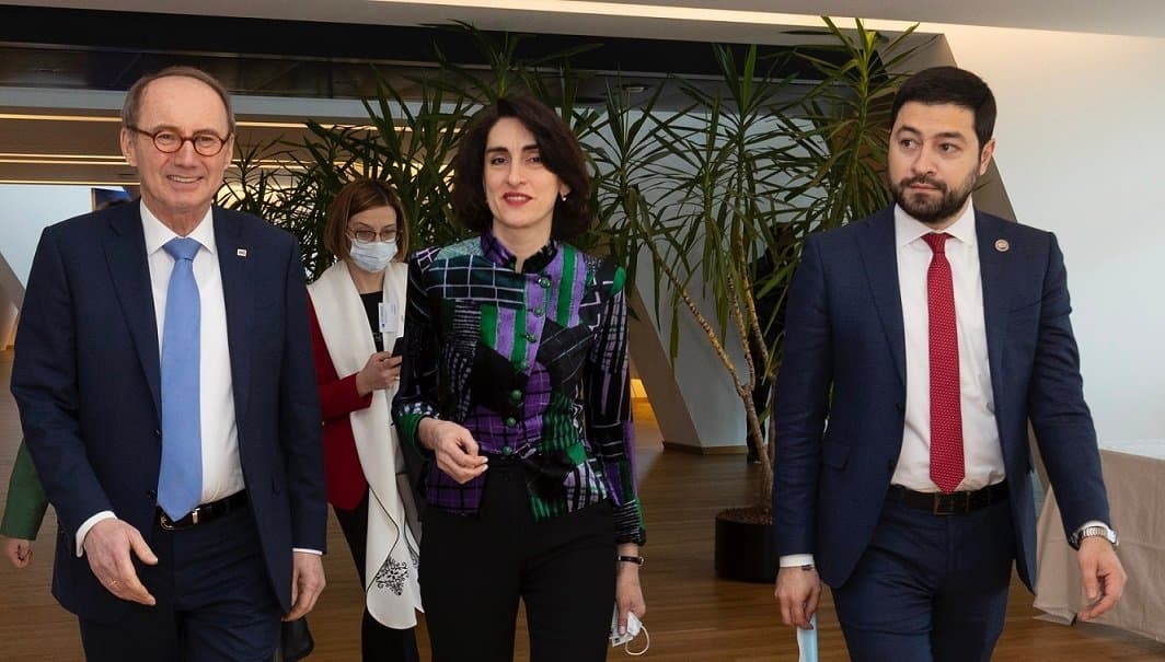 Frontnews image description