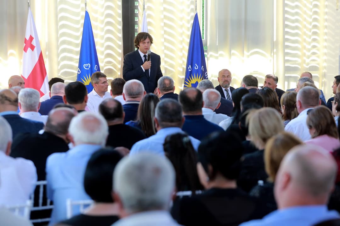 “ქართული ოცნების” ლიდერები ქუთაისში, მუნიციპალიტეტების მერებს და საკრებულოს თავმჯდომარეებს შეხვდნენ