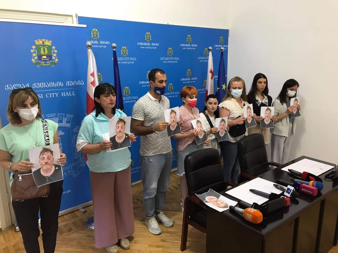 ქუთაისში მედიის წარმომადგენლები იუსტიციის მინისტრს ლექსო ლაშქარავას ფოტოებით დახვდნენ