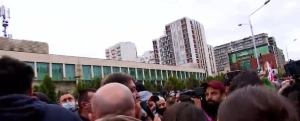 სუს-თან აქციის ორი მონაწილე კორპუსიდან ქვების სროლის შედეგად დაშავდა