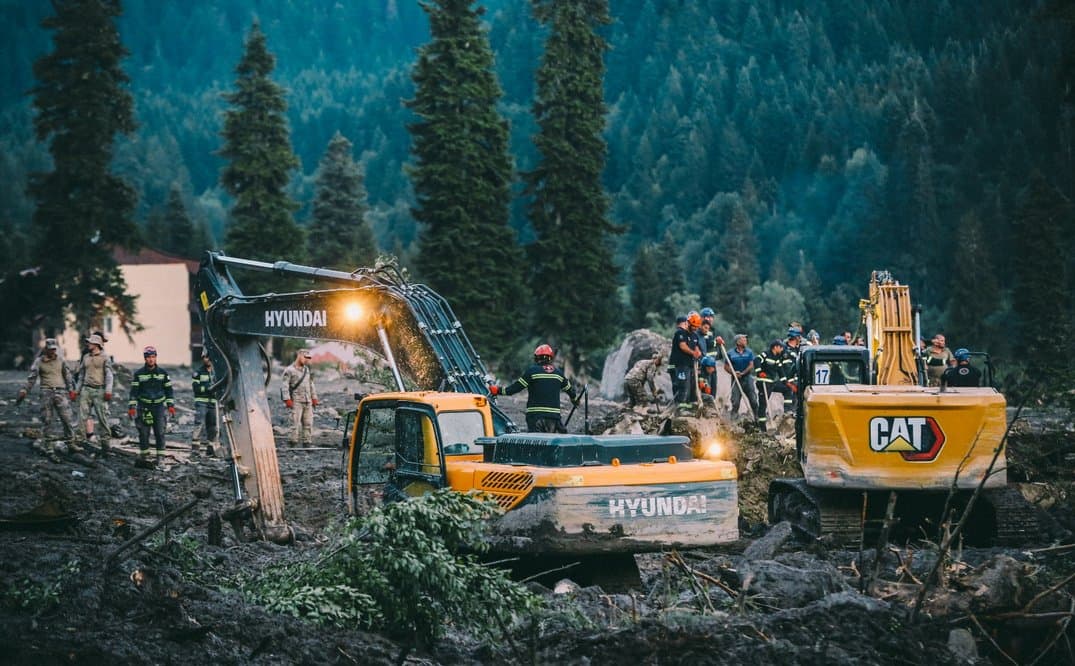 სტიქიის ზონაში ძებნა-შველის ღონისძიება სპეციალური განათებების საშუალებით უწყვეტ რეჟიმში მიმდინარეობს