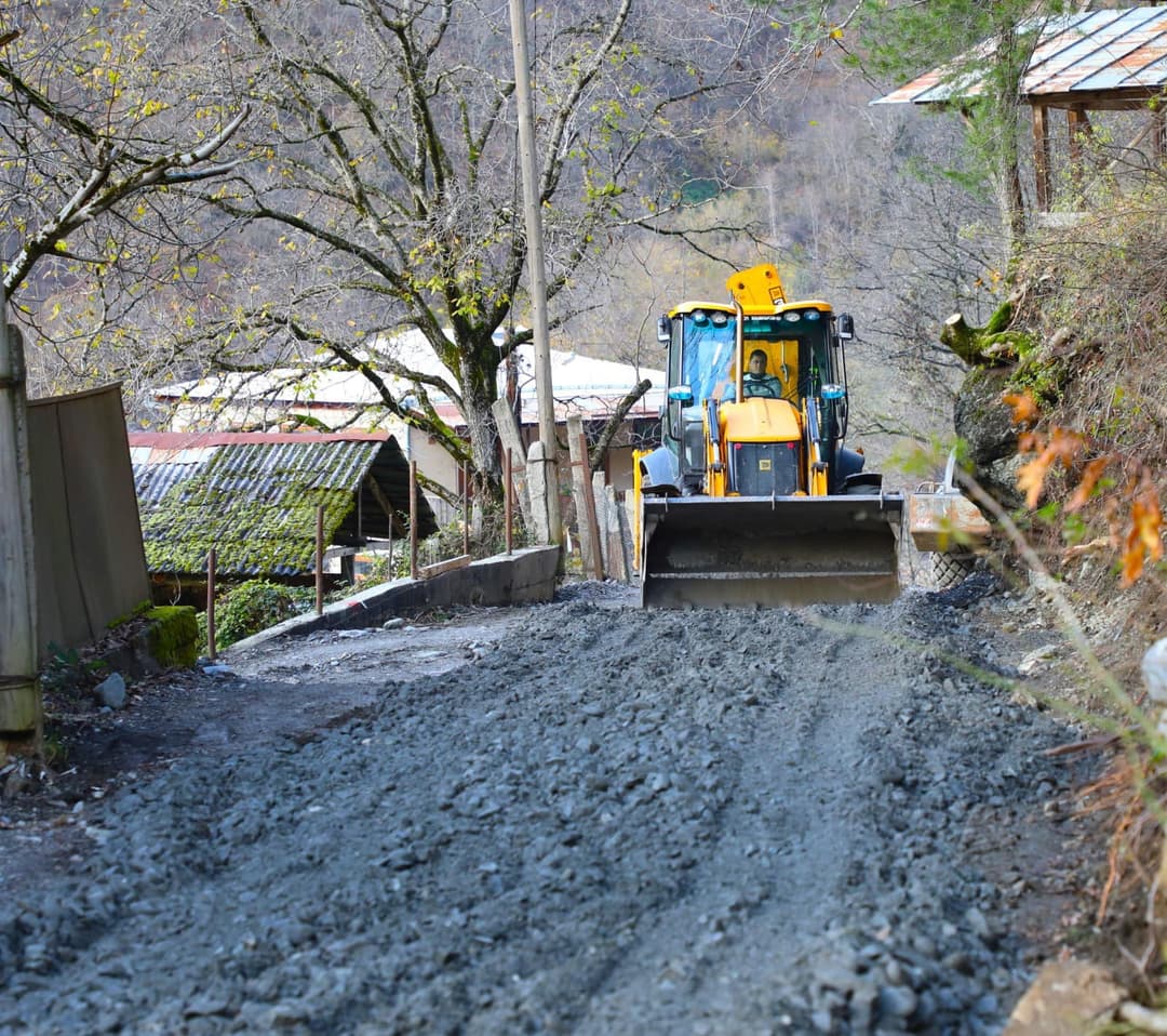 სოფელ ჯინჭვისში გზის ასფალტბეტონის საფარის მოწყობის სამუშაოები მიმდინარეობს