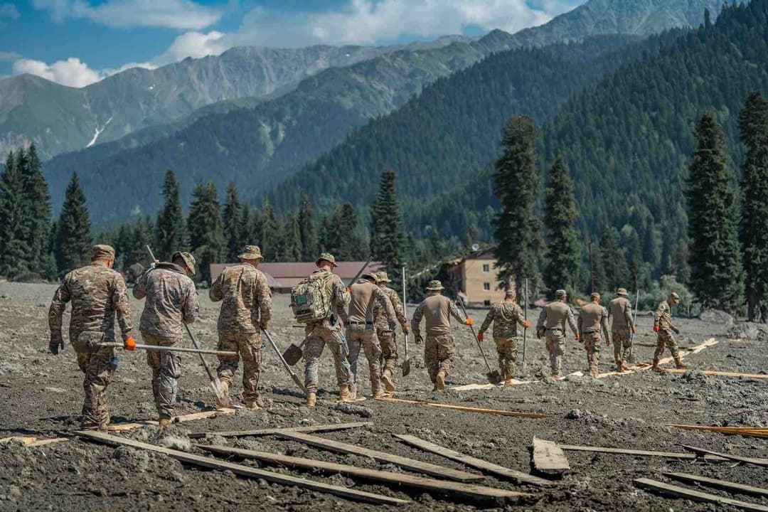 რეზერვისტები სამხედროებთან და მაშველებთან ერთად სტიქიის ზონაში სალიკვიდაციო სამუშაოებს ასრულებენ