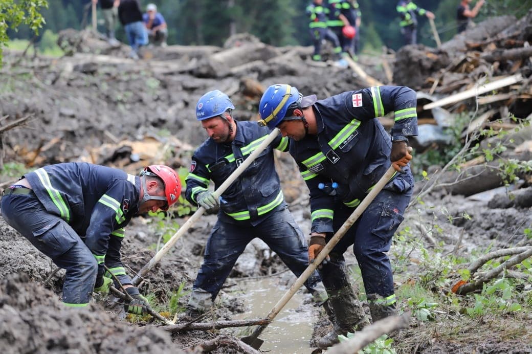 მაშველების მიერ სტიქიის ზონაში ამ დროისთვის 16 ცხედარია ნაპოვნი, მათ შორის 5 დღეს