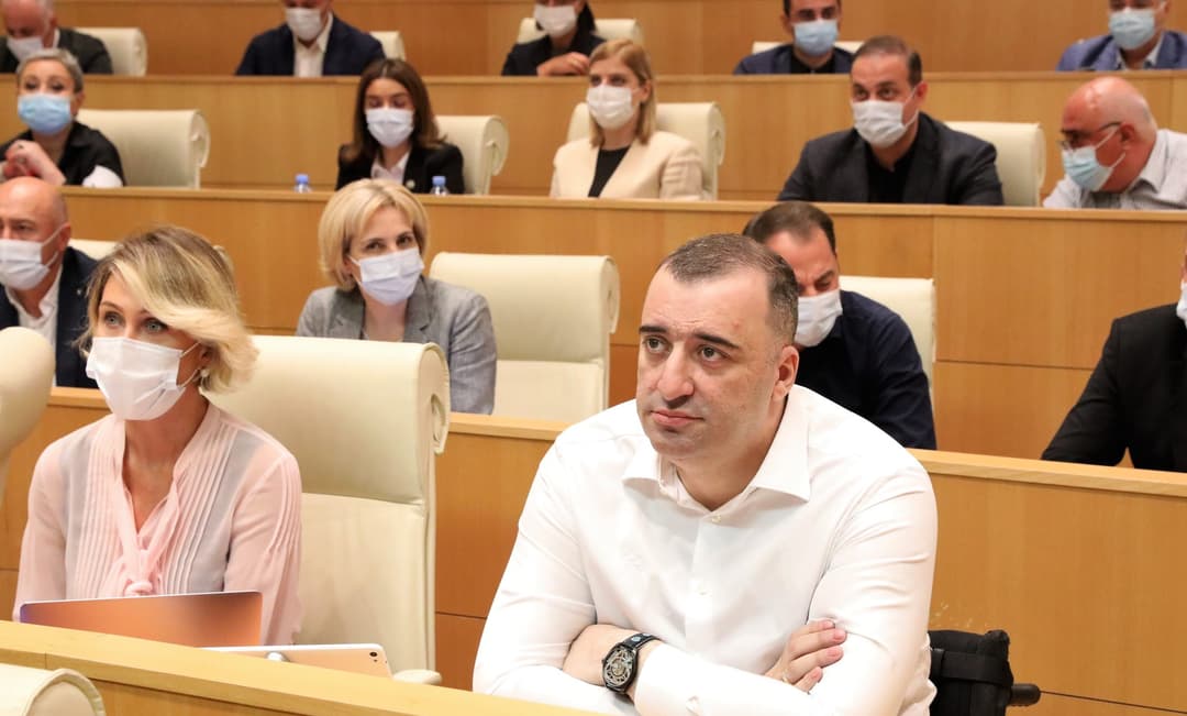 რატი იონათამიშვილი – ამ ცარიელის სკამების უკან შეშინებული და გაქცეული ადამიანები დგანან