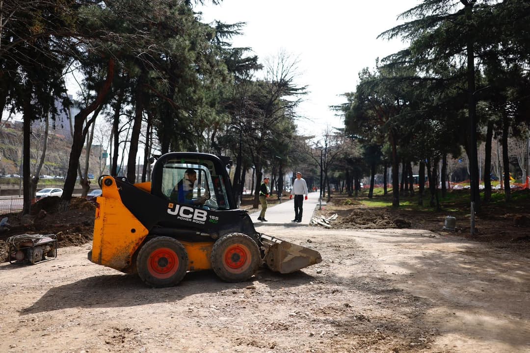 ვახტანგ გორგასლის ქუჩაზე არსებული შუა ზოლის რეაბილიტაცია მიმდინარეობს