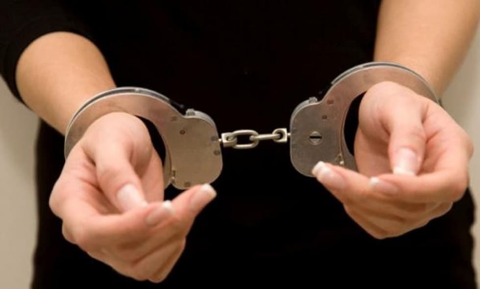 საქართველოში უკრაინელი ქალი დააკავეს, რომელიც საკუთარ 11 წლის ქალიშვილთან ერთად პორნოს იღებდა