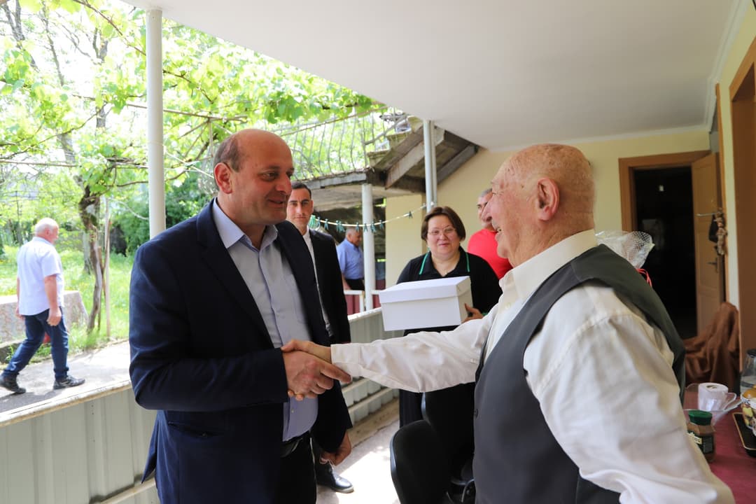 თერჯოლის მერის მოვალეობის შემსრულებელმა აკადემიკოს ზურაბ რობაქიძეს 92 წლის იუბილე მიულოცა