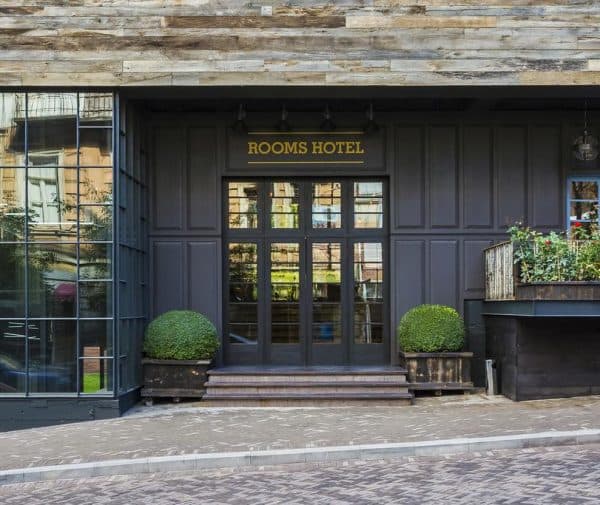 აშშ-ის სენატის და საელჩოს წარმომადგენლები პარტიების ლიდერებს ხვდებიან