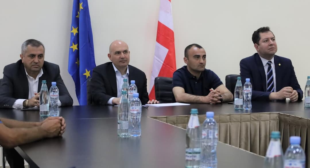 რუსლან აბაშიძე გარდაბნის მუნიციპალიტეტში მცხოვრებ აფხაზეთიდან დევნილებს შეხვდა