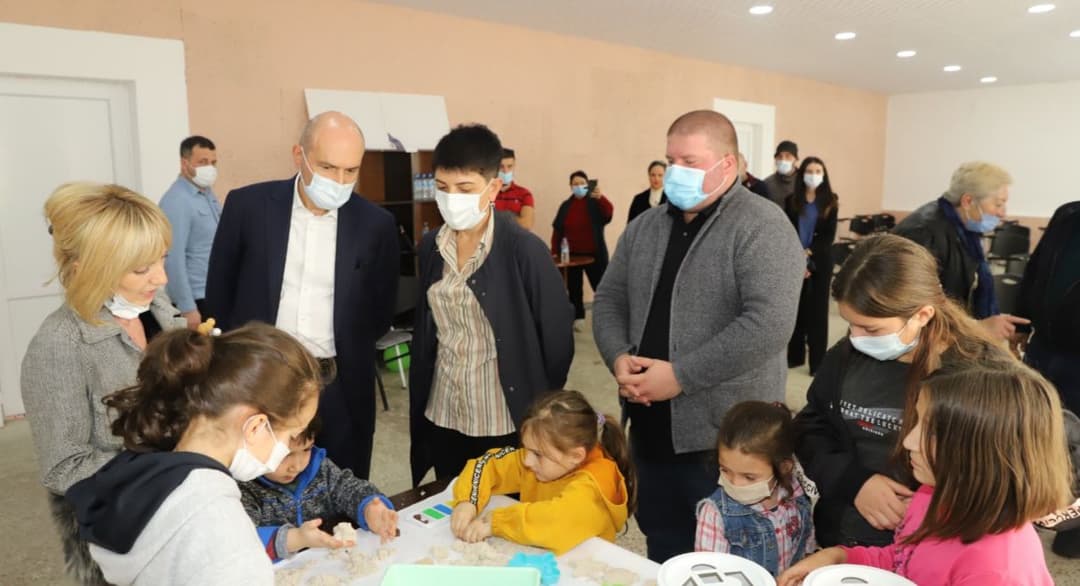 რუსლან აბაშიძე ფოცხოეწერში პროექტის „დევნილ მოზარდთა სამოქალაქო ჩართულობის სივრცე“ გახსნას დაესწრო