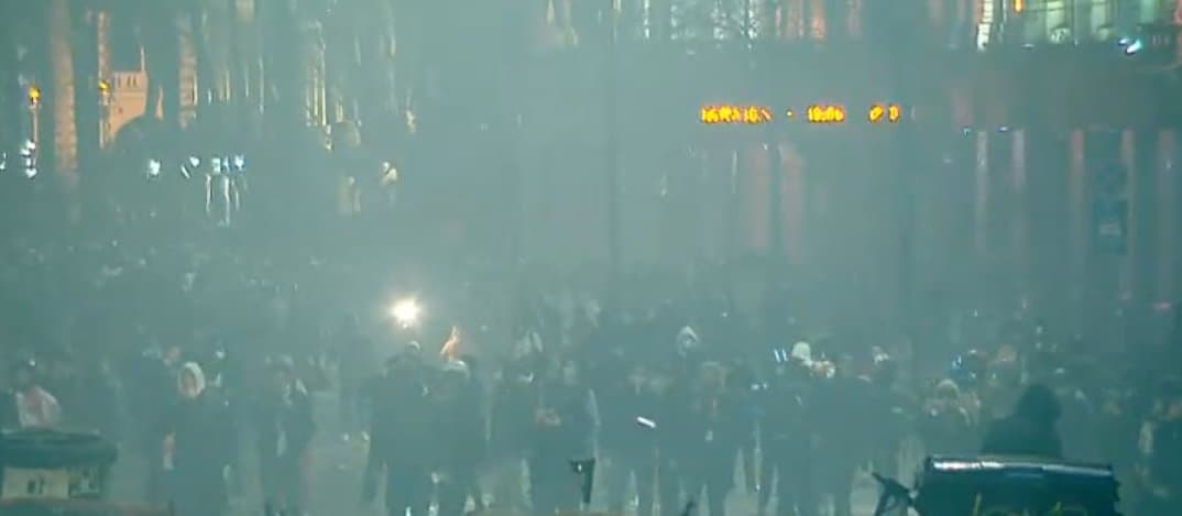 აქციის მონაწილეები რუსთაველის გამზირზე რჩებიან