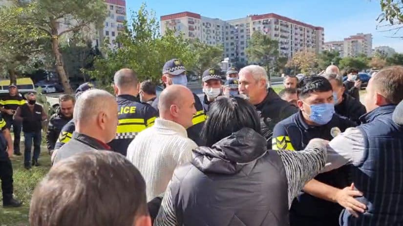 დავით კირკიტაძის საარჩევნო შტაბთან მომხდარი დაპირისპირების დროს სამი ადამიანი დაშავდა