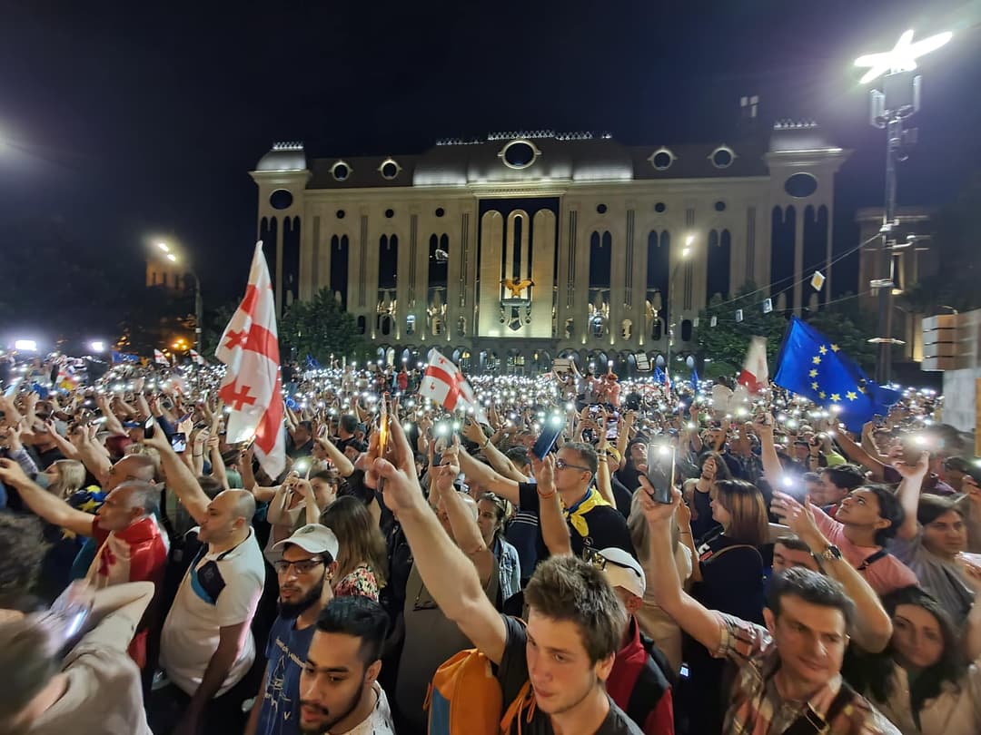 აქციის მონაწილეებიდან 3 ათასამდე ადამიანი “ქართული ოცნების” ოფისთან გადაინაცვლებს