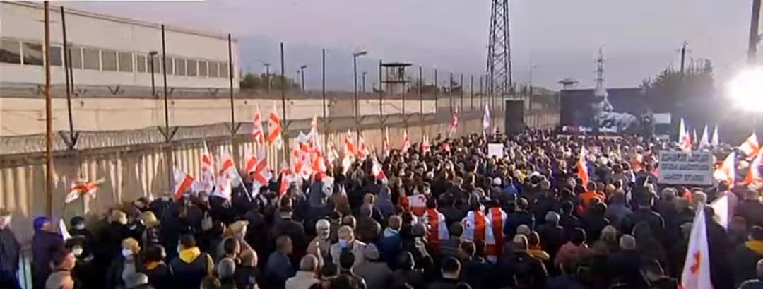 რუსთავის ციხესთან მიხეილ სააკაშვილის მხარდამჭერი აქცია იმართება