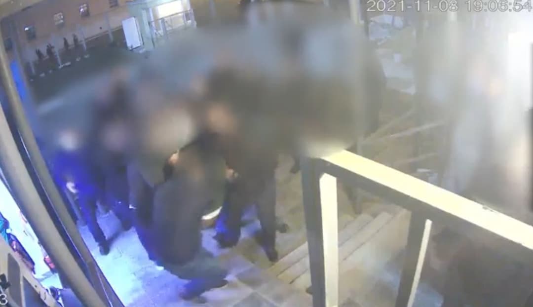 პენიტენციური სამსახური მიხეილ სააკაშვილის გლდანის ციხის საავადმყოფოში შეყვანის კადრებს ასაჯაროებს