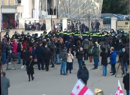 საქალაქო სასამართლოსთან მიხეილ სააკაშვილის მხარდამჭერები იმყოფებიან