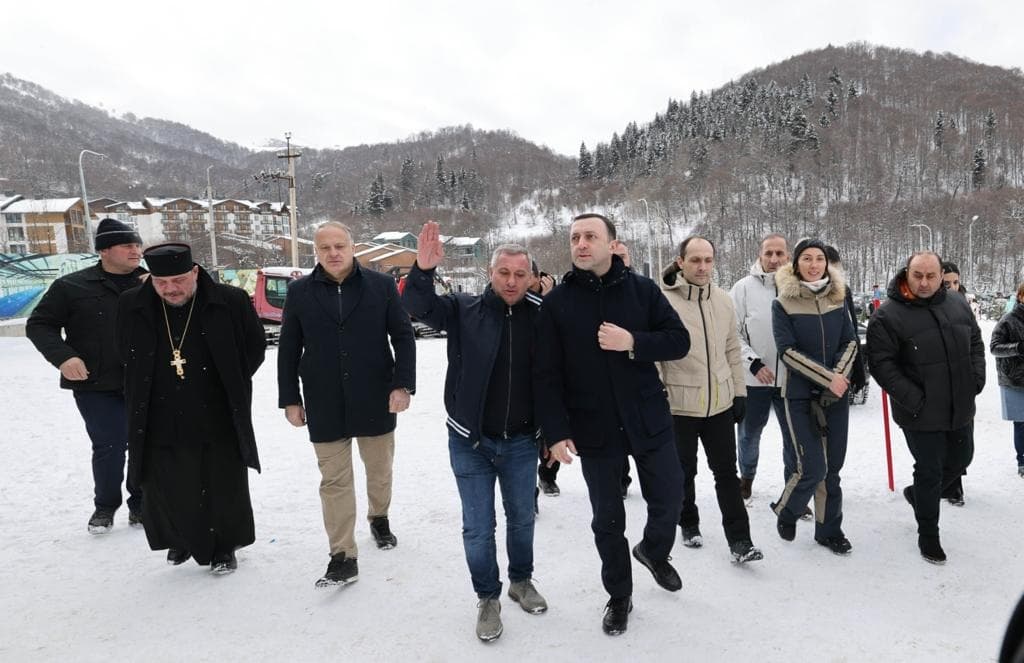 ირაკლი ღარიბაშვილმა დაბა ბაკურიანში ახალი საბაგირო დაათვალიერა