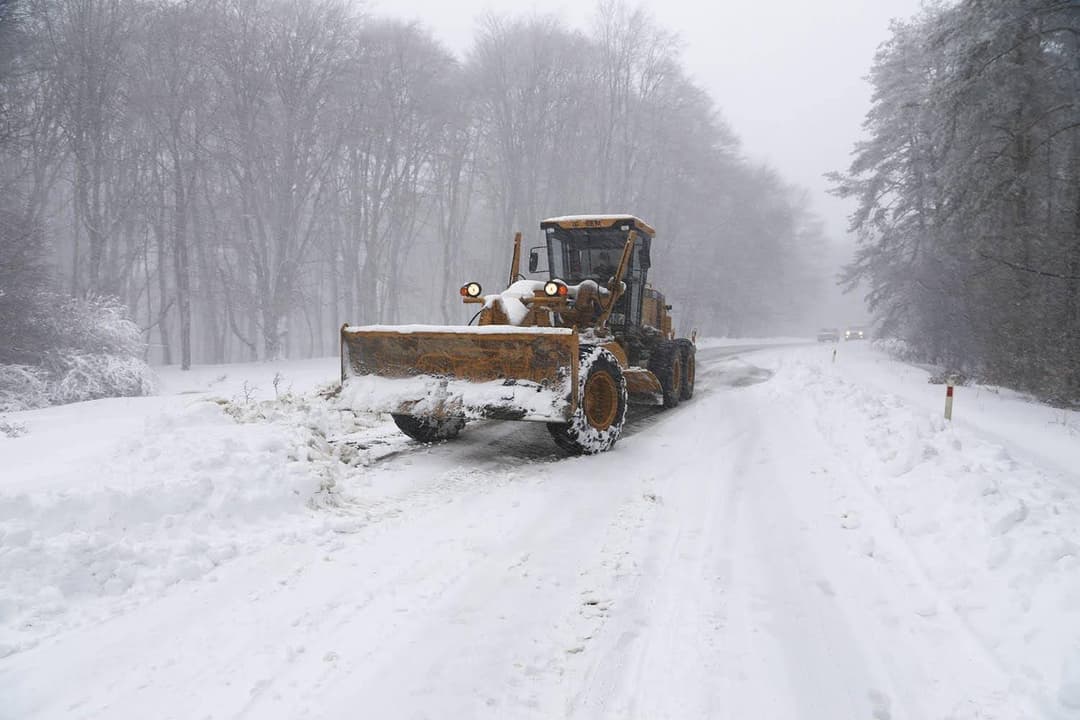 ინტენსიური თოვისა და ლიპყინულის გამო გზის გარკვეულ მონაკვეთებზე შეზღუდვები მოქმედებს