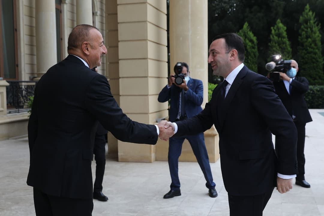 ილჰამ ალიევმა ირაკლი ღარიბაშვილს, დელეგაციასთან ერთად, ოფიციალურ სადილზე უმასპინძლა