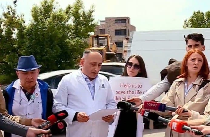 საქართველოში აშშ-ის საელჩოსთან ექიმები აქციას მართავენ