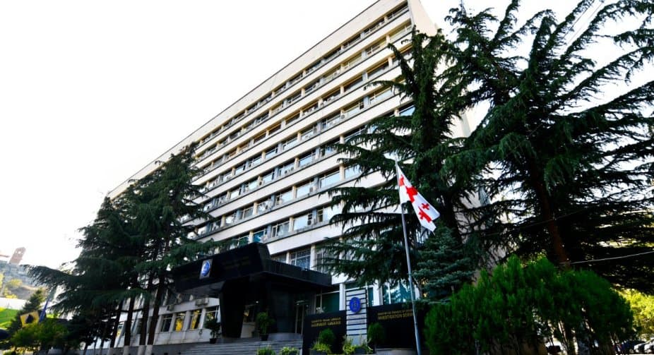 სამეგრელოში მედდა დააკავეს, რომელიც 300 ლარამდე თანხის სანაცვლოდ მოქალაქეებს ვაქცინირებულ პირად აფიქსირებდა