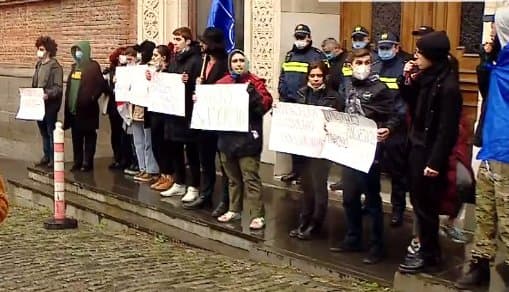 მამუკა ჩხიკვაძის გათავისუფლების მოთხოვნით საგარეო საქმეთა სამინისტროსთან აქცია იმართება