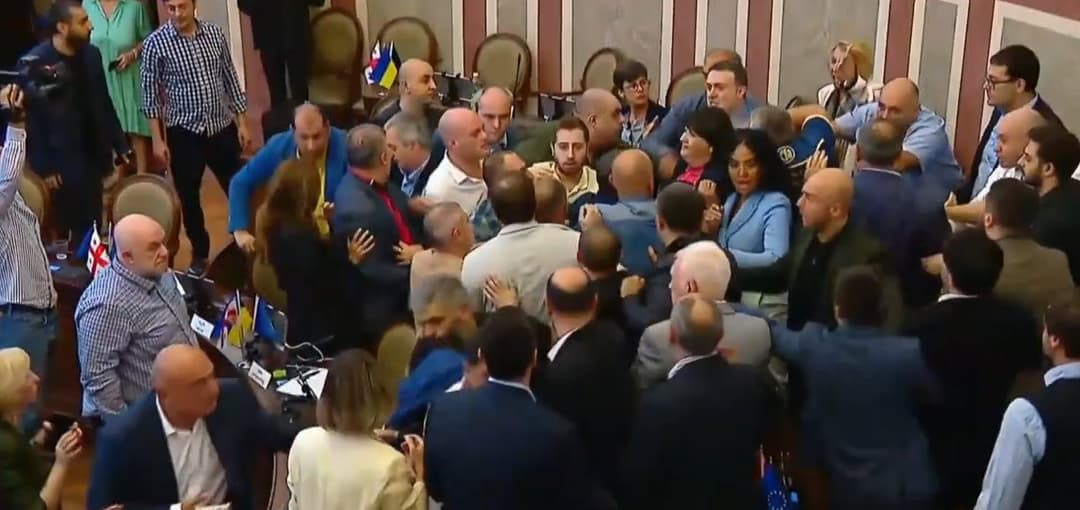 თბილისის საკრებულოს სხდომაზე დეპუტატები ერთმანეთს ფიზიკურად დაუპირისპირდნენ