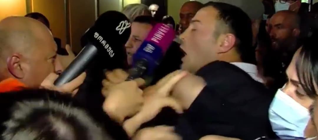 ოზურგეთის საკრებულოში სიტყვიერი დაპირისპირება ხელჩართულ ჩხუბში გადაიზარდა