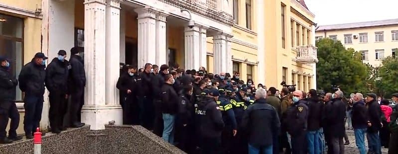 აჭარის უმაღლეს საბჭოსთან პოლიციაა მობილიზებული