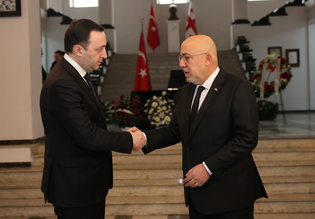 ირაკლი ღარიბაშვილმა თურქეთის რესპუბლიკის საელჩოში გახსნილ სამძიმრის წიგნში ჩანაწერი გააკეთა