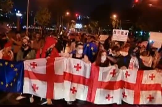 აქციის მონაწილეებმა მარცხენა სანაპიროზე საავტომობილო გზის ნაწილი დაიკავეს