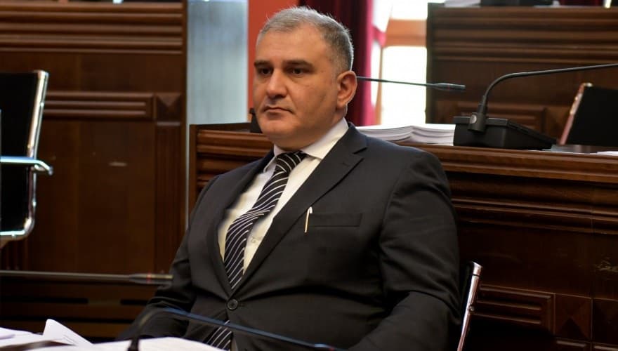 პატიმრობაში მყოფი ბრალდებულის ადვოკატით მომსახურების წესი იცვლება