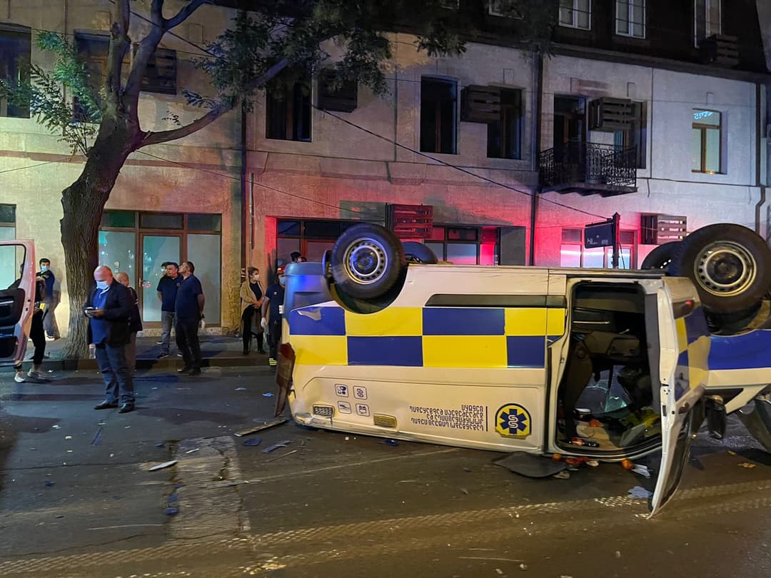 სასწრაფო დამხარების მანქანას, რომელიც ამობრუნდა, 80 წლის კოვიდინფიცირებული გადაყავდა