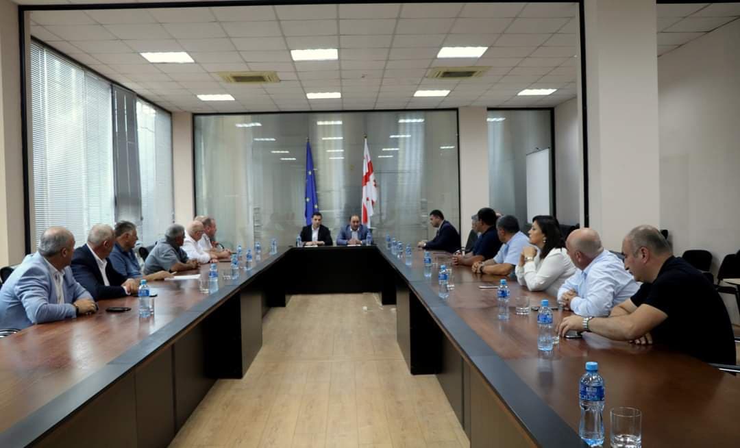 ლერი ბარნაბიშვილმა სამცხე-ჯავახეთის რეგიონის მუნიციპალიტეტების მერებთან და საკრებულოს თავმჯდომარეებთან სამუშაო შეხვედრა გამართა