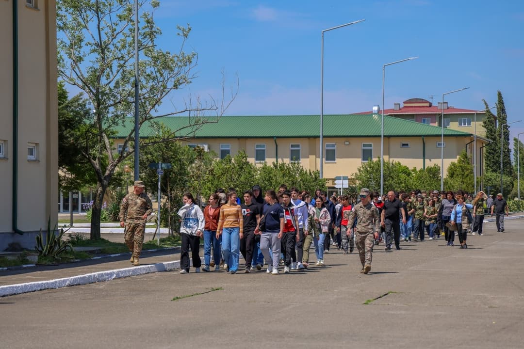 სენაკის სამხედრო ბაზას პროექტ “ერთი დღე ჯარში” ფარგლებში სკოლის მოსწავლეები ესტუმრნენ