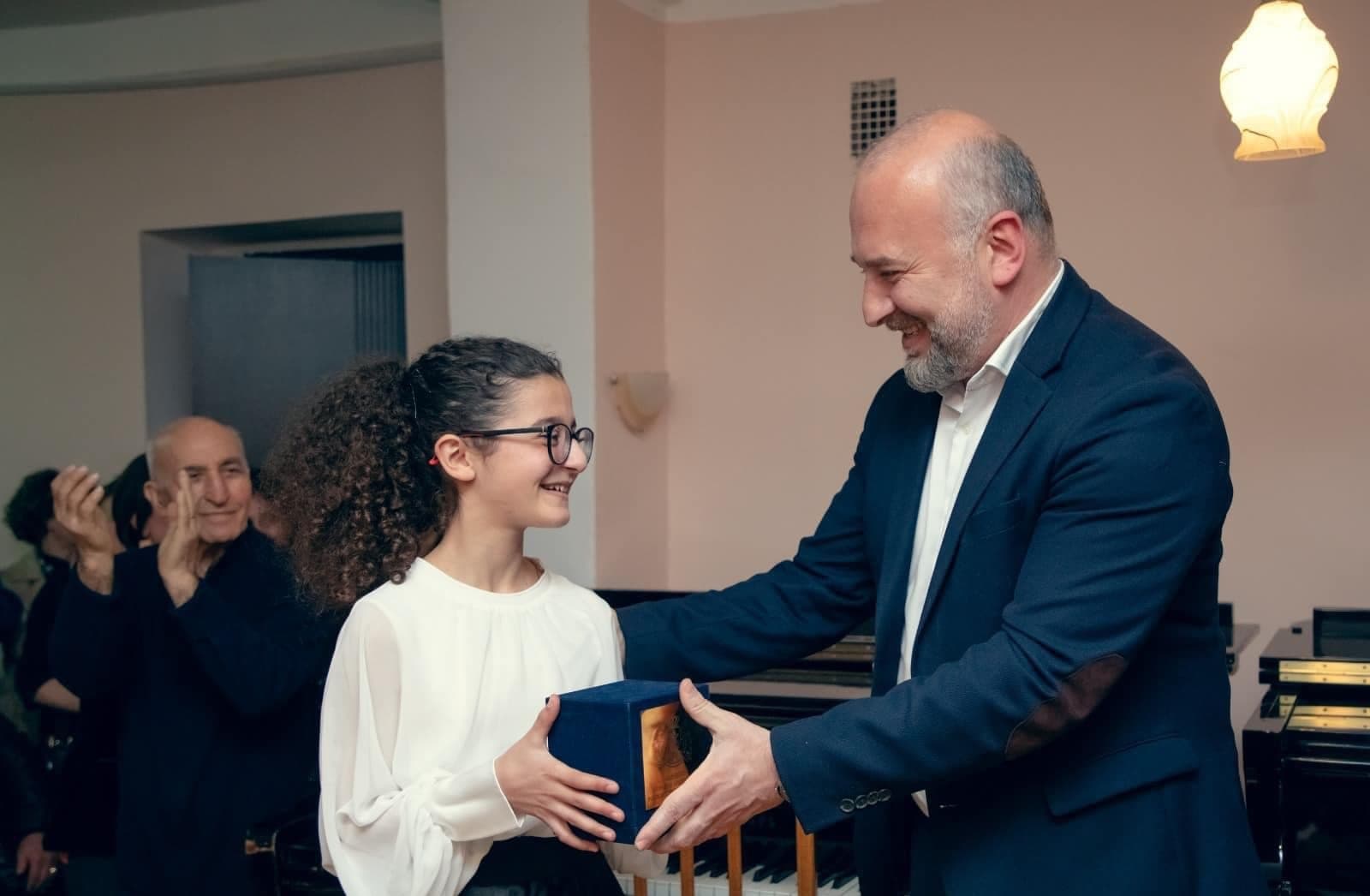 Frontnews image description