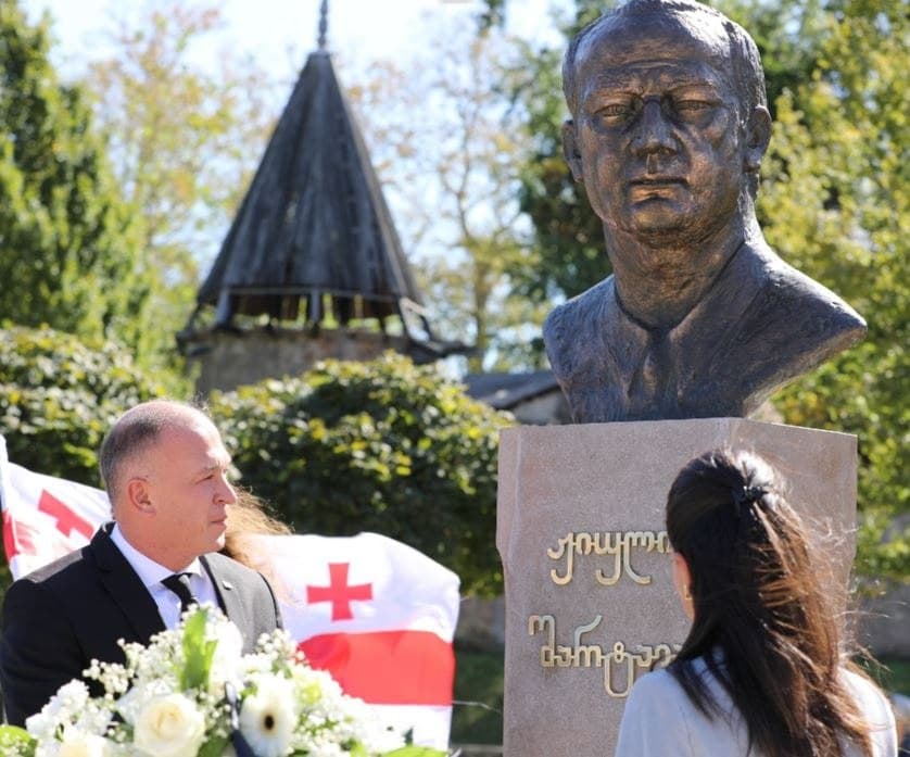 აფხაზეთის ავტონომიური რესპუბლიკის მთავრობის თავმჯდომარემ ზუგდიდში ჟიული შარტავას ბიუსტი გახსნა