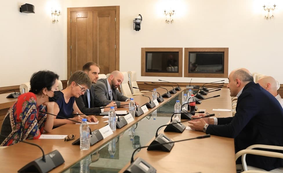 ევროკავშირისა და აშშ-ის საელჩოს წარმომადგენლები საპარლამენტო პოლიტიკურ ჯგუფებს შეხვდნენ