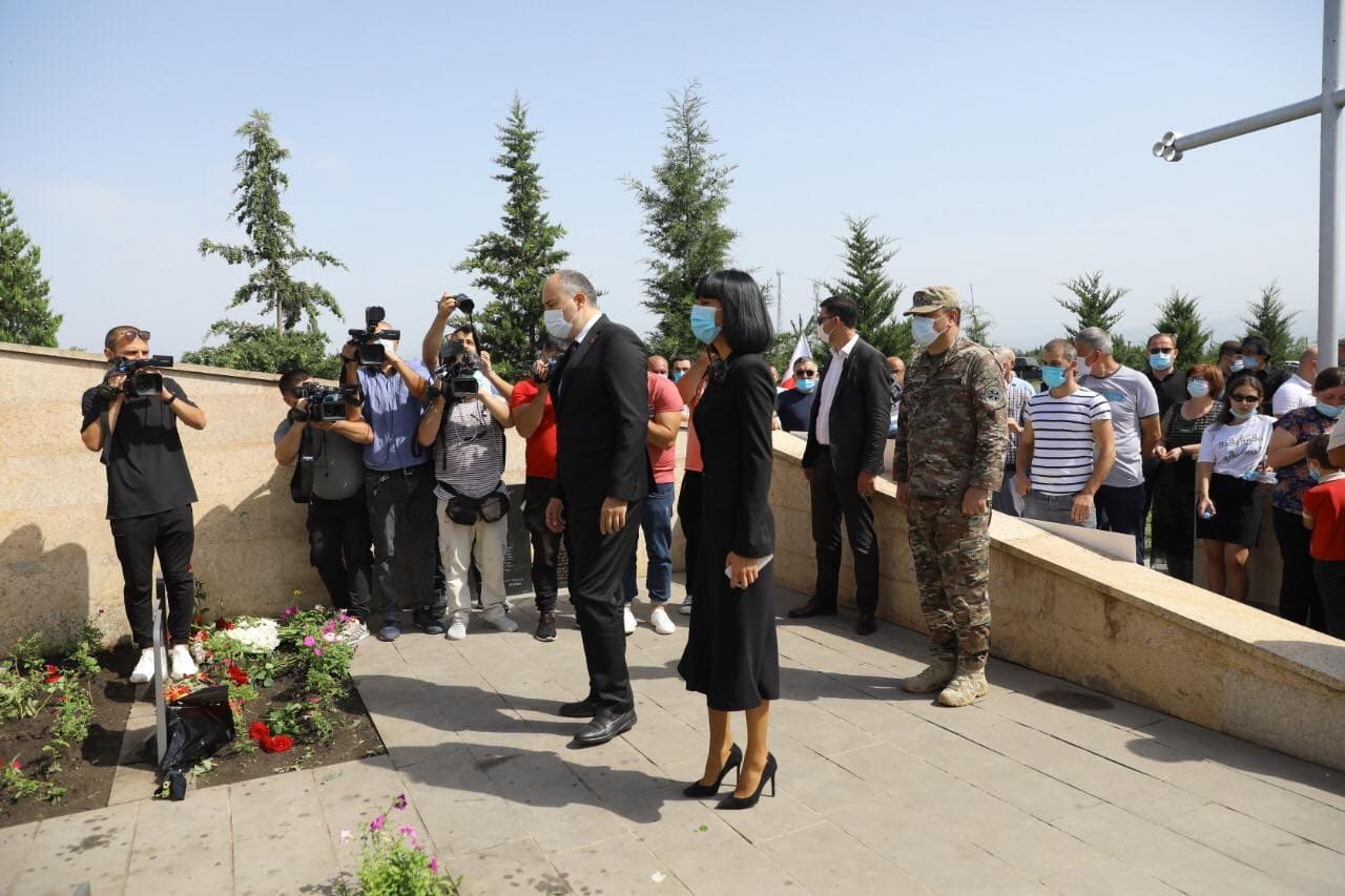 Frontnews image description