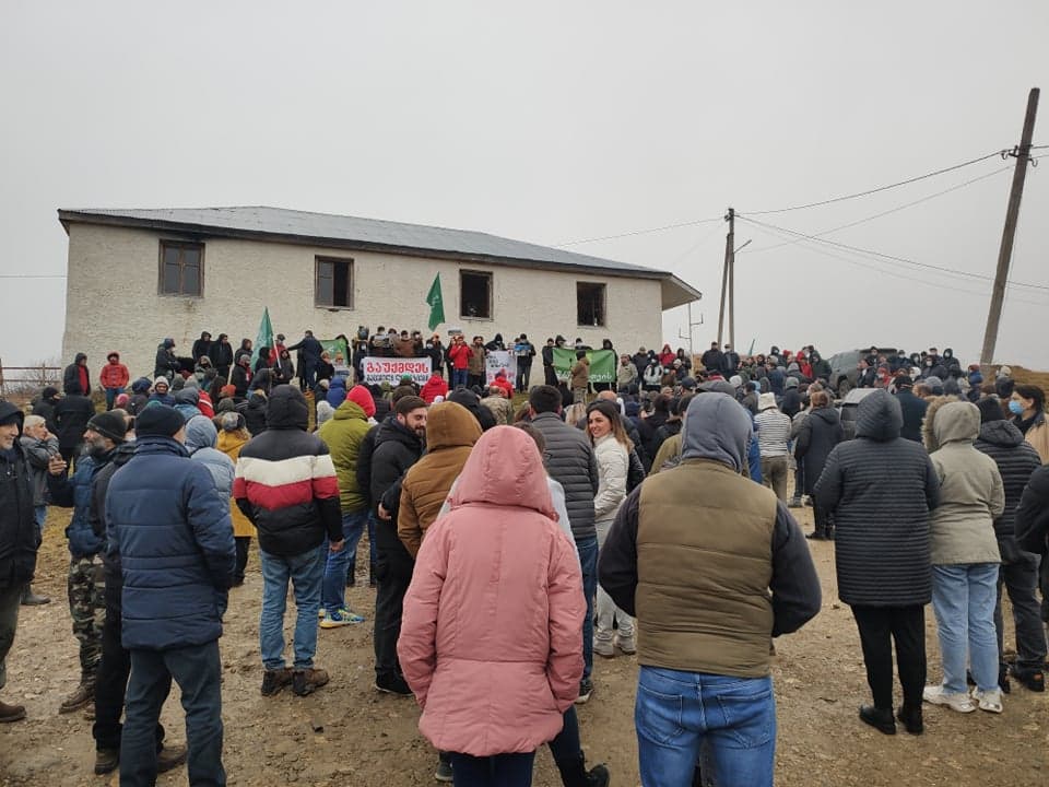 შქმერში საპროტესტო აქციის მონაწილეები სასარგებლო წიაღისეულის მოპოვების ლიცენზიის გაუქმებას მოითხოვენ