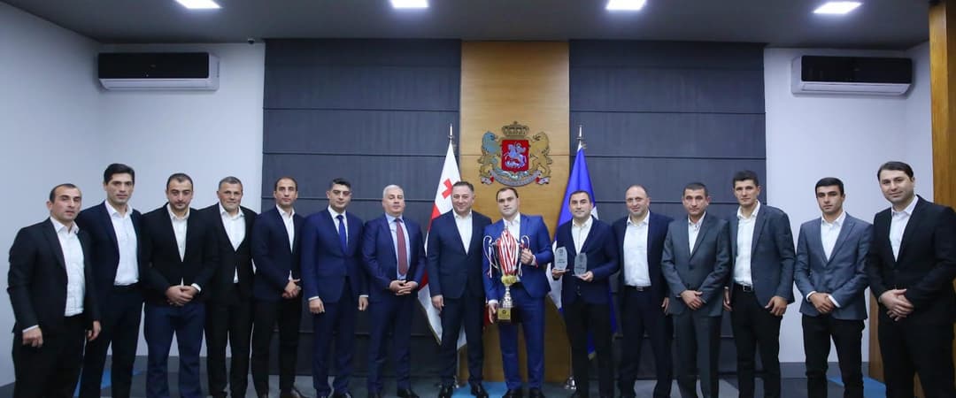 ვახტანგ გომელაური სამინისტროს საფეხბურთო გუნდის წევრებს შეხვდა და დააჯილდოვა