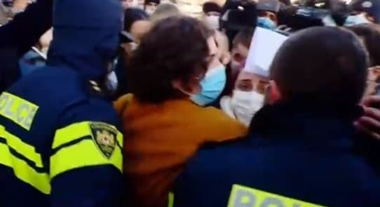 შსს-თან აქციაზე ნატა ფერაძე დააკავეს