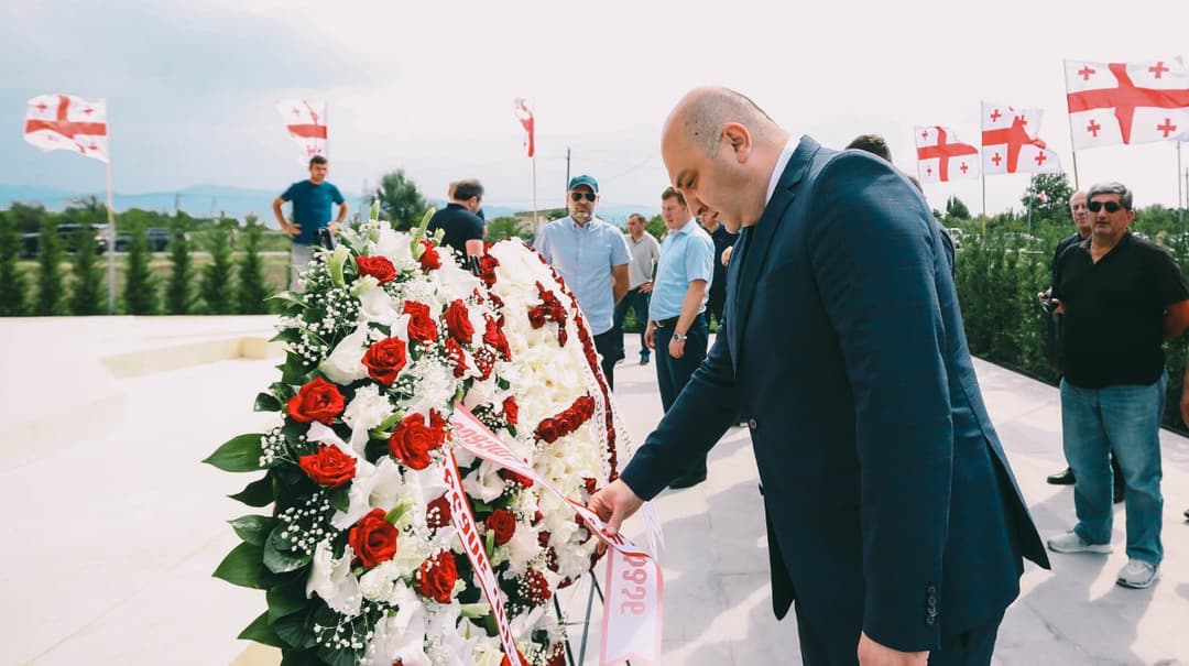 შს მინისტრის მოადგილემ შინდისის გმირთა ხსოვნას პატივი მიაგო და 17 გმირის საფლავი გვირგვინით შეამკო