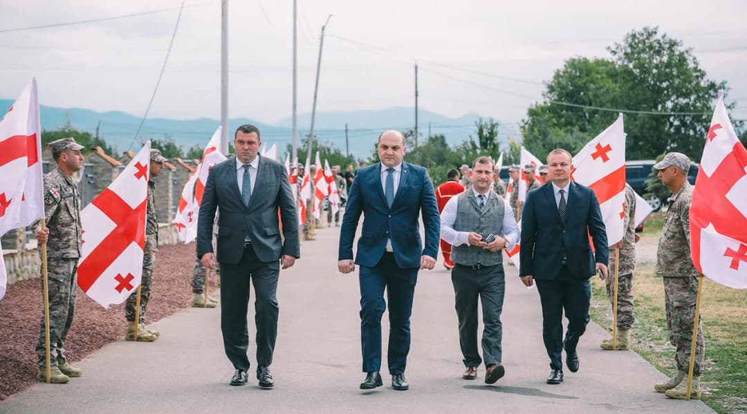 შს მინისტრის მოადგილეებმა შინდისში 17 გმირის საფლავი გვირგვინით შეამკეს