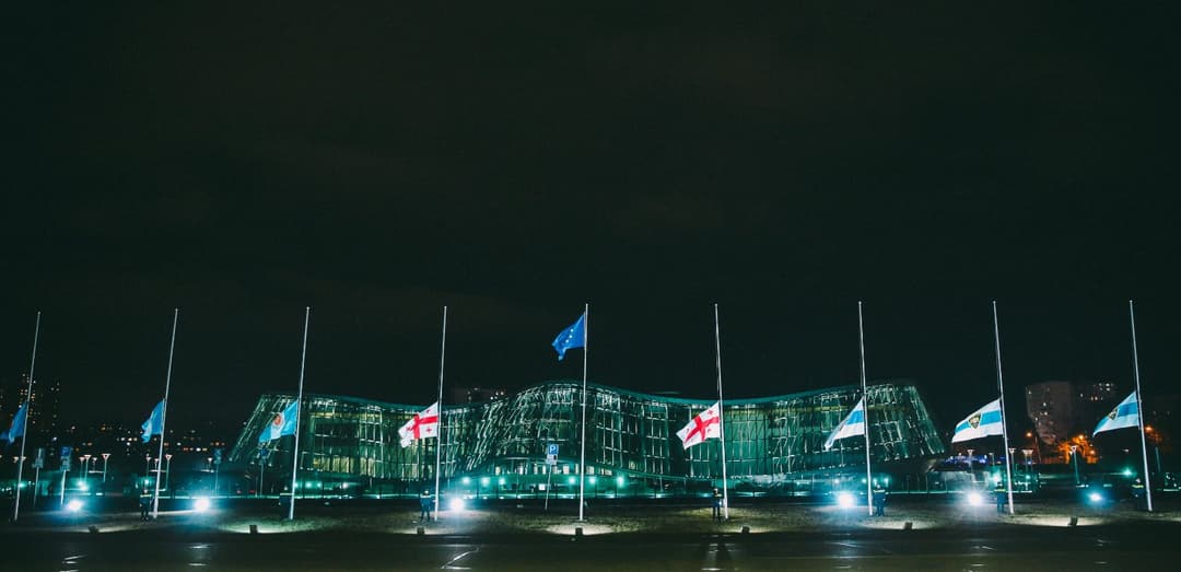 ოკუპაციის 102 წლისთავთან დაკავშირებით შსს-ს ყველა ადმინისტრაციულ შენობაზე სახელმწიფო დროშები დაშვებულია