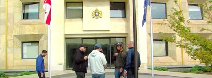 გაფიცული შუქრუთელების ნაწილმა პროტესტის ნიშნად მთავრობის ადმინისტრაციასთან გადაინაცვლა