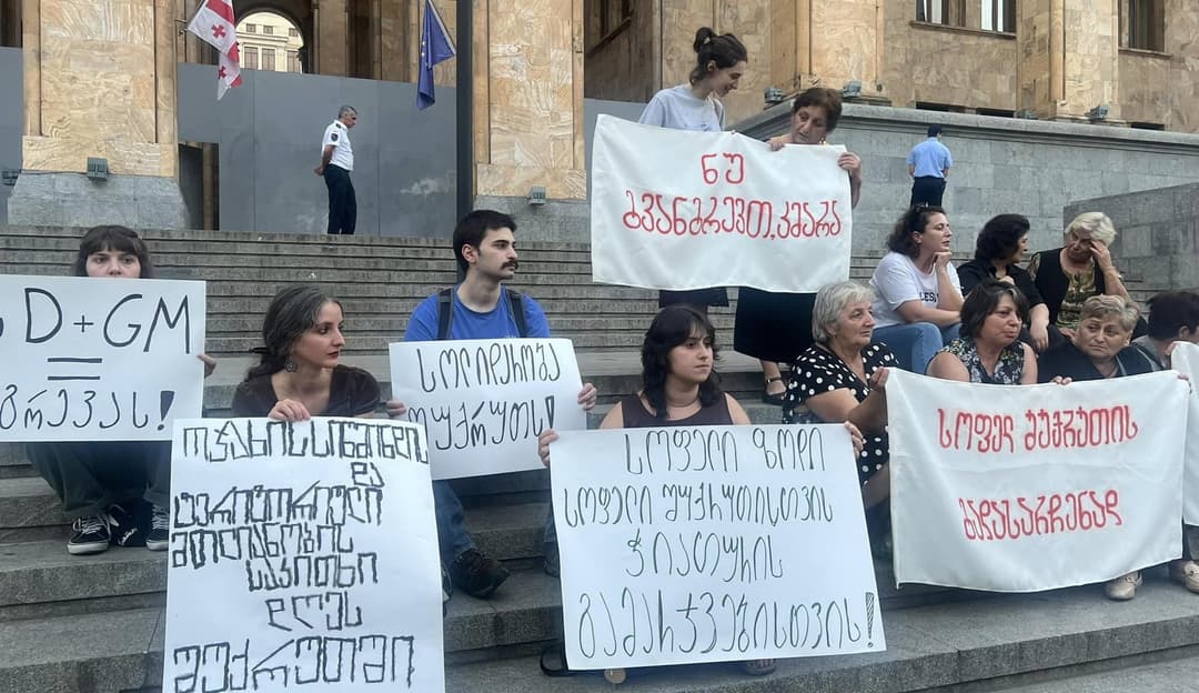 სოფელ შუქრუთის მოსახლეობა უწყვეტ პროტესტს პარლამენტთან აგრძელებს