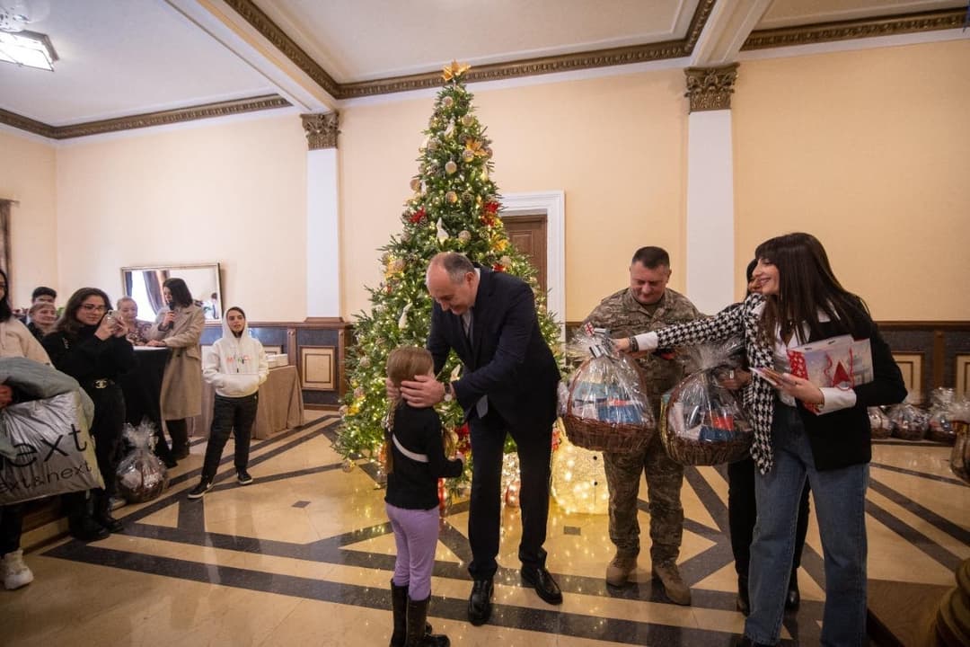 თავდაცვის მინისტრმა დაღუპული სამხედროების შვილებს დამდეგი ახალი წელი მიულოცა